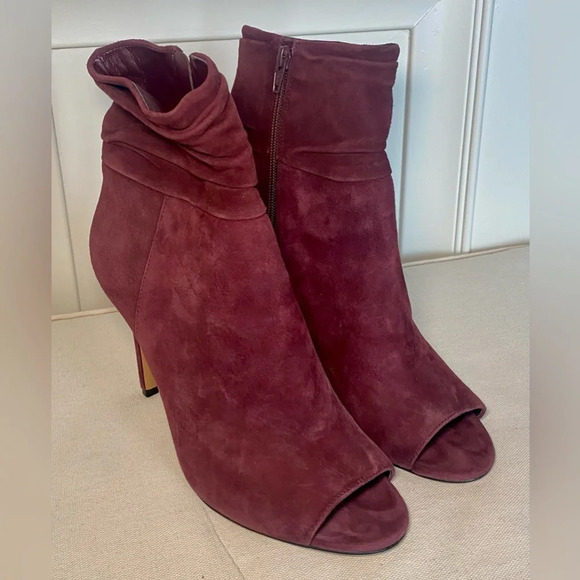 Vince Camuto ‘Kenya’ suede peep toe heels in deep plum / maroon. - Picture 2 of 5